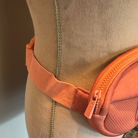 Reebok pink Belt Bag EUC - Picture 4 of 13